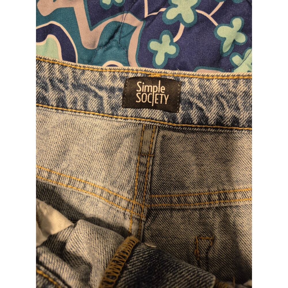 Simple Society NWT High Rise Distressed Mom Jeans | Angel Belt | Light Wash - Picture 11 of 15